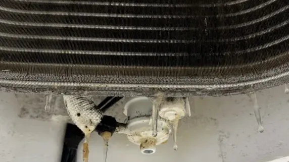 京都・亀岡市の業務用エアコンクリーニング 熱交換機 before（清掃前のエアコン内部の汚れ）